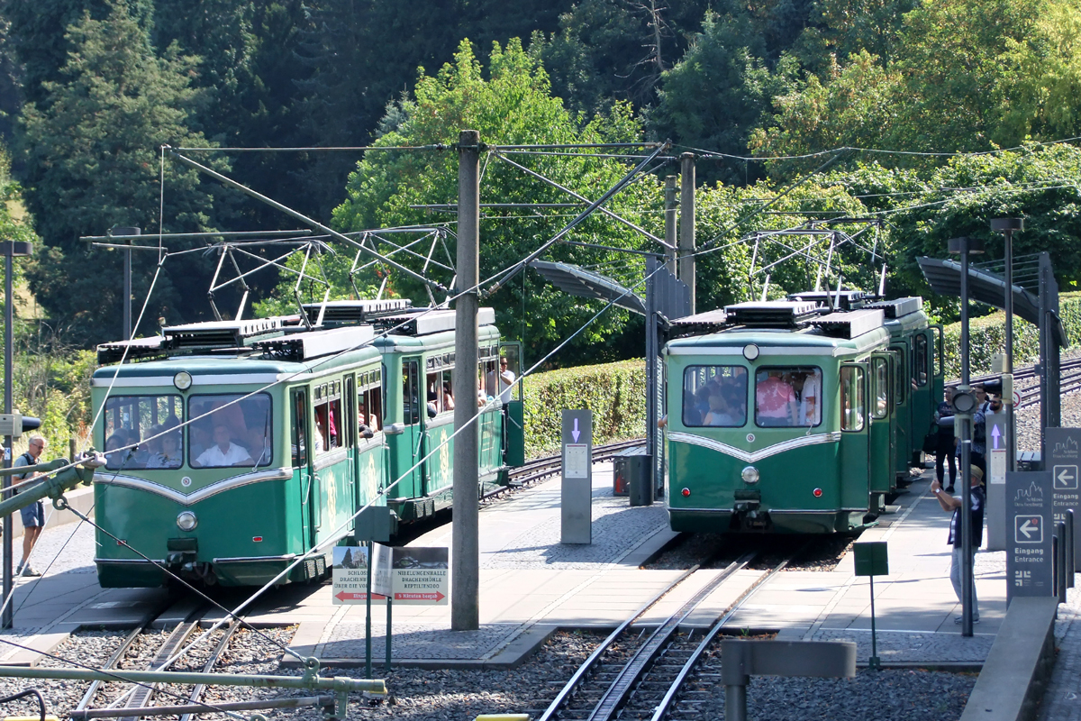 Mittelstation Schloss Drachenburg mit zwei Zügen der Drachenfelsbahn 18.8.2018
