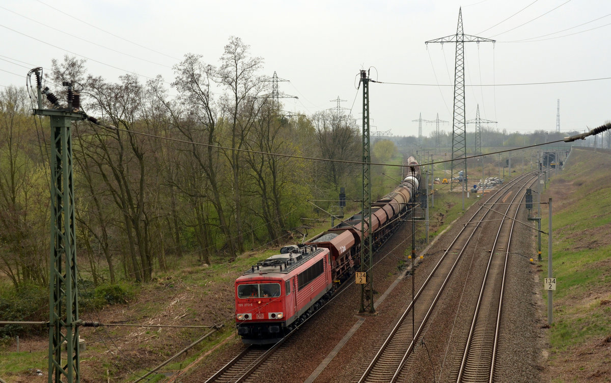Mittlerweile sind alle Loks der Baureihe 155 an den Lokvermieter Railpool verkauft und werden von der DB zurückgemietet. Mit einem gemischtenGüterzug rollt 155 273 am 05.04.17 durch Holzweißig Richtung Bitterfeld.