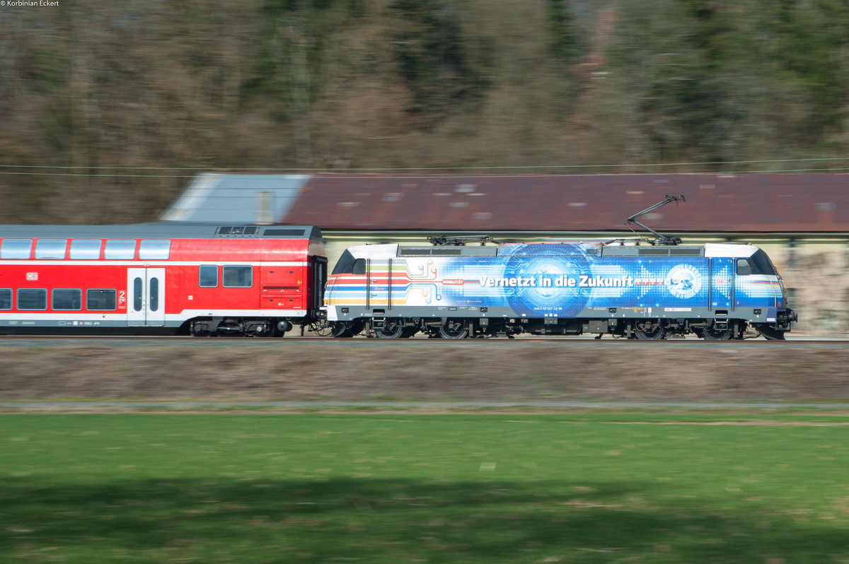 Mitzieher auf die Werbelok  Vernetzt in die Zukunft  146 247, welche den RE 4614 nach Frankfurt am Main schob, 16.03.2017