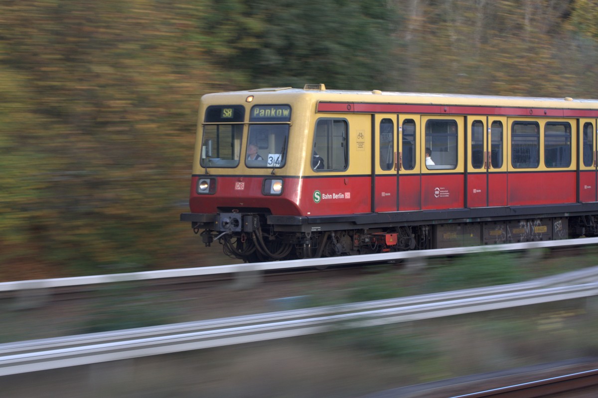 Mitzieher, aus einem Bim Wagen im EC Wawel, auf einen Zug der Linie S8  in der Nähe von KW (Königs Wusterhausen)17.10.2014  16:04 Uhr.