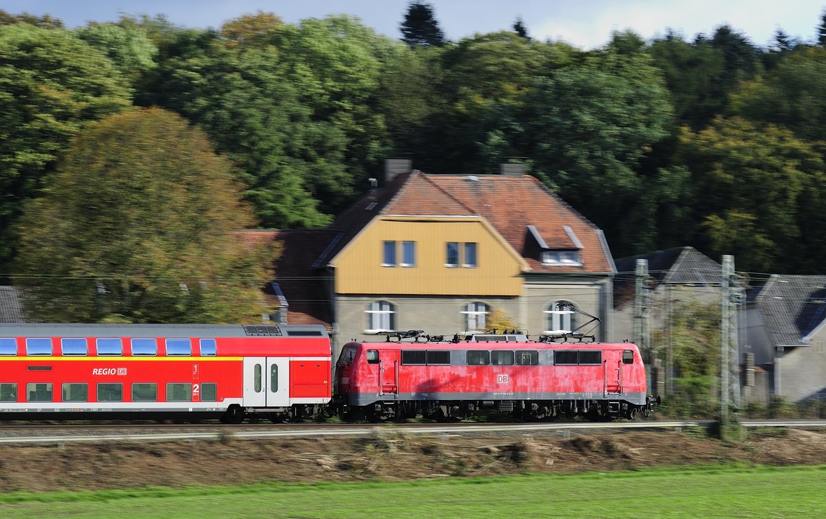 Mitzieher der nicht gerade sehr gepflegten, 111 096 mit dem Wupper Express am 3.10.2017 Übach-Palenberg / Rimburgins im Wurmtal unterwegs. 