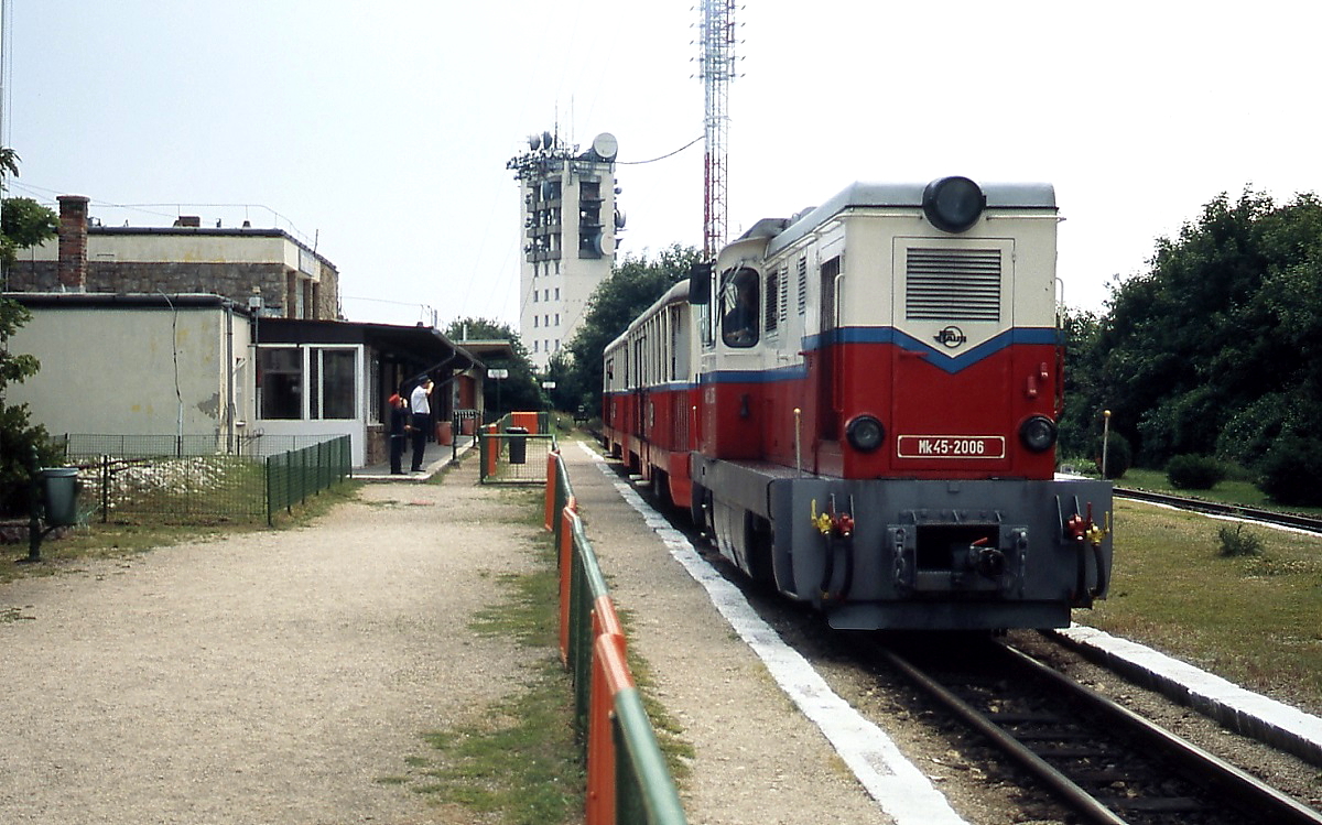 Mk45-2006 der Kindereisenbahn Budapest verlässt am 11.06.2011 den Bahnhof Szechenyi-hegy in Richtung Erzsebettelek