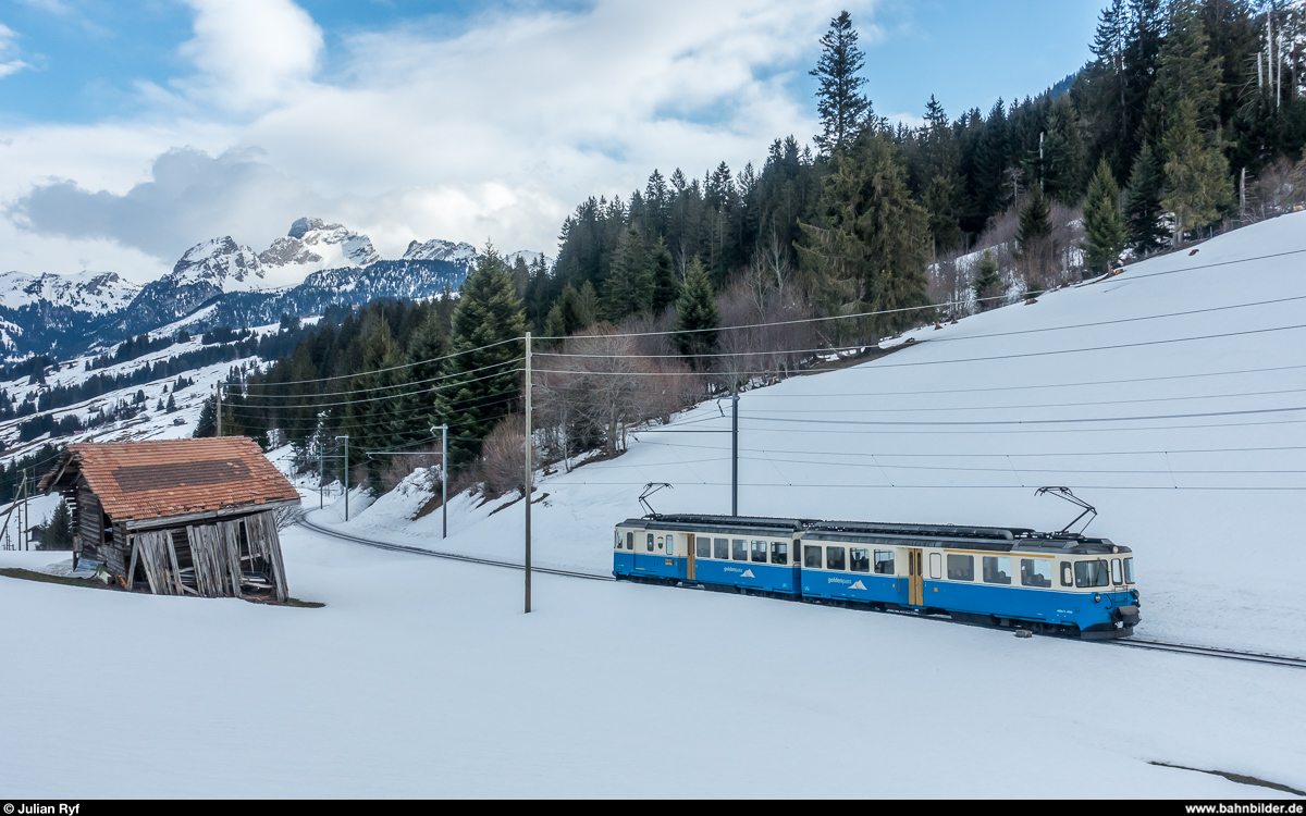 MOB ABDe 8/8 4002  Vaud  am 8. Januar 2018 als Regio Zweisimmen - Gstaad (- Rougemont) zwischen Oeschseite und Saanenmöser.