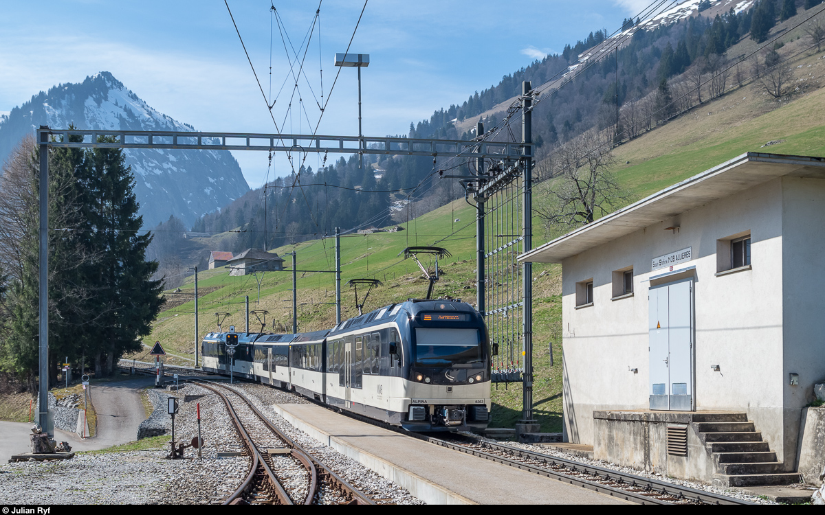 MOB Alpina ABe 8/8 9003 mit zwei Zwischenwagen erreicht am 25. März 2017 als Regio 2222 Allières.