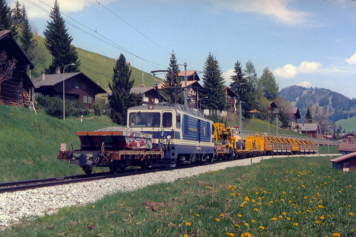 MOB: Der längste MOB-Bauzug aller Zeiten mit einem nicht erkennbaren GDe 4/4 6004-6004 unterwegs bei Schönried im April 2003.
Foto: Walter Ruetsch