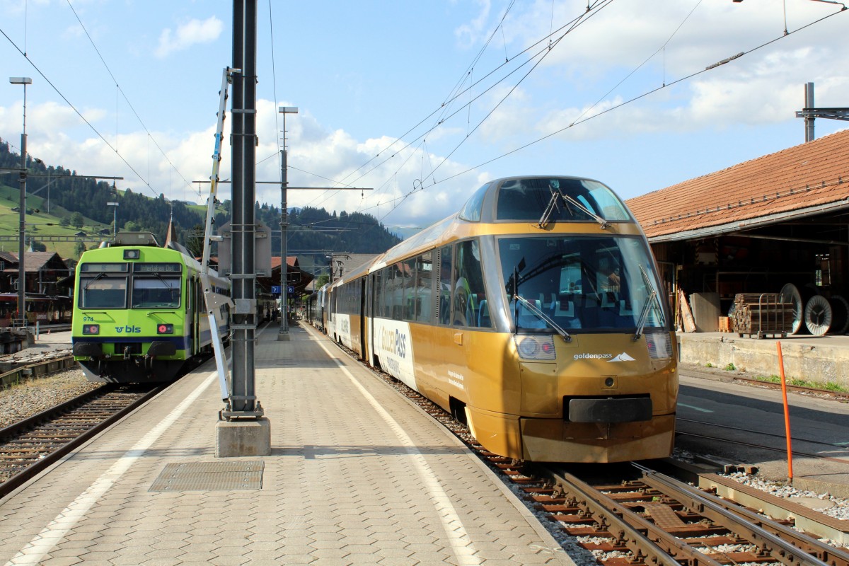 MOB Golden Pass Panoramic (Steuerwagen Arst) Bahnhof Zweisimmen am 8. Juli 2015.