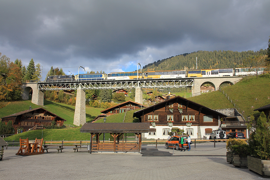 MOB Goldenpass Panoramic mit GDe 4/4 auf der Brücke in Gstaad. Der Zug fährt in Richtung Zweisimmen, 20. Okt. 2016, 16:28