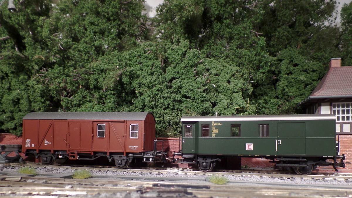 Modelle der Güterzugbegleitwagen Spur HO / links: DB 950 5 595-8 Pwghs 54, Epoche IV / rechts: DB 124 888 Esn Pwgs 41  E , Epoche III /