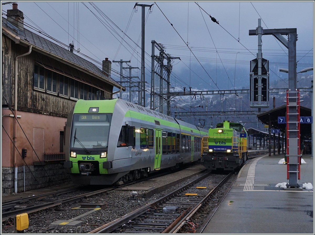 Moderne Fahrzeuge und keines davon von Stadler - Zwei Lötschberger verlassen Brig Richtung BLS Bergstrecke, während die BLS Am 843 504-3 noch auf ihre Abfahrt warten muss.
19. Feb. 2016