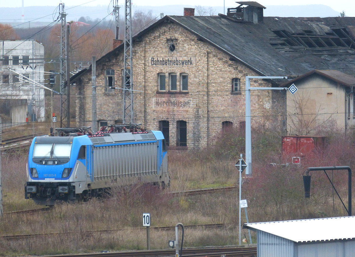 Moderne trifft auf Vergangenheit: Am 30.12.2018 steht 187 003 vor dem alten Lokschuppen in Nordhausen mit historischer Anschrift. Das Bild ist stark rangezoomt.