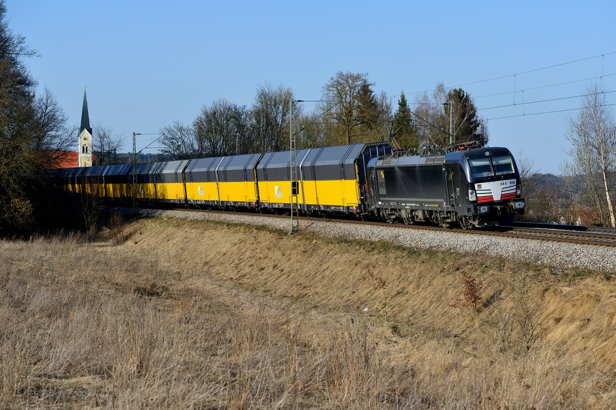 Moderne Zeiten im Güterverkehr - bei Fahlenbach an der KBS 900 konnte am 18. März 2015 die für PCT im Einsatz stehende X4 E - 858 mit neuen ARS Autotransportwagen fotografiert werden.