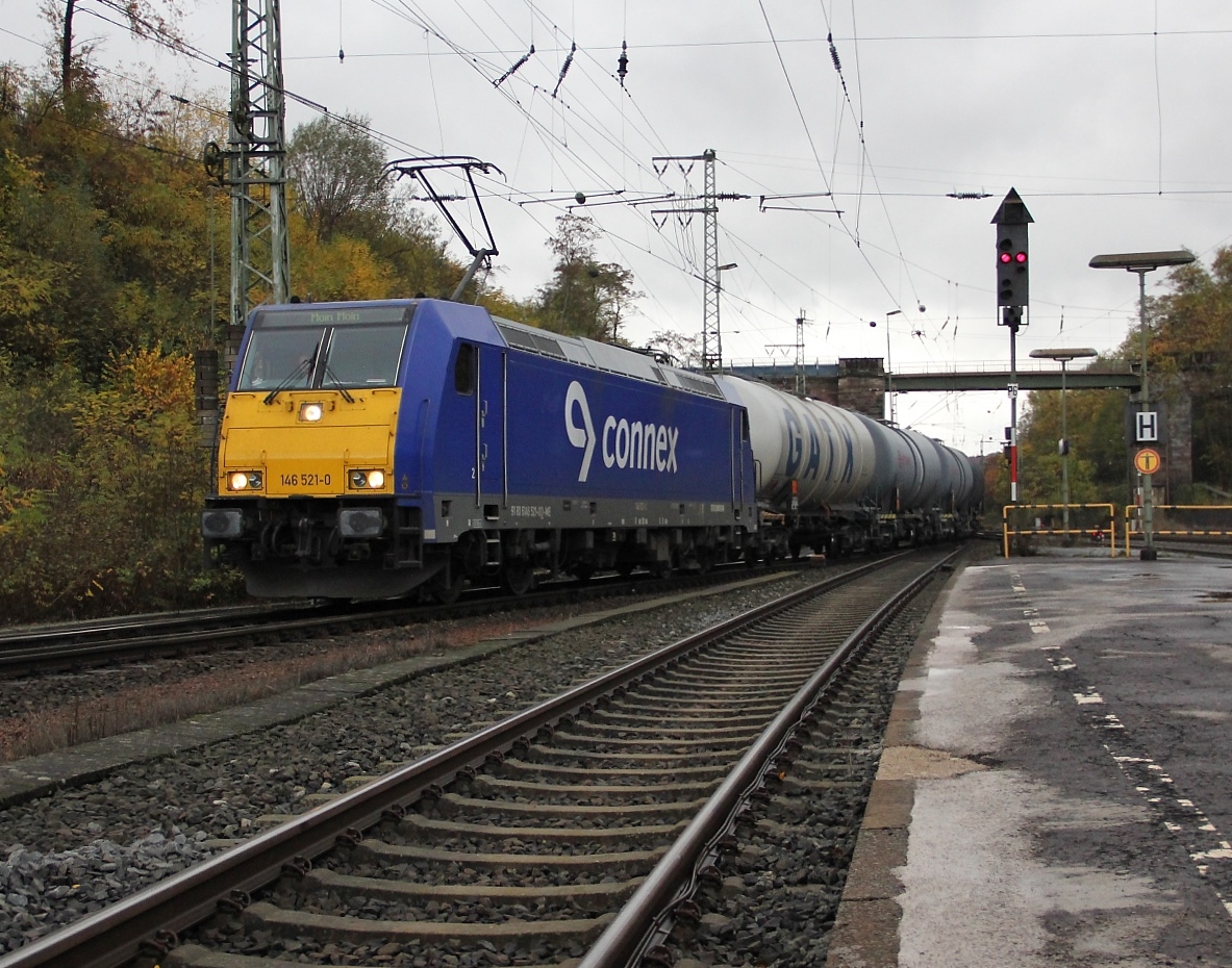  Moin Moin  sagt 146 521-0, die mit Kesselwagenzug in Eichenberg aus Süden kommen gen Osten abzweigt. Aufgenommen am 26.10.2013.