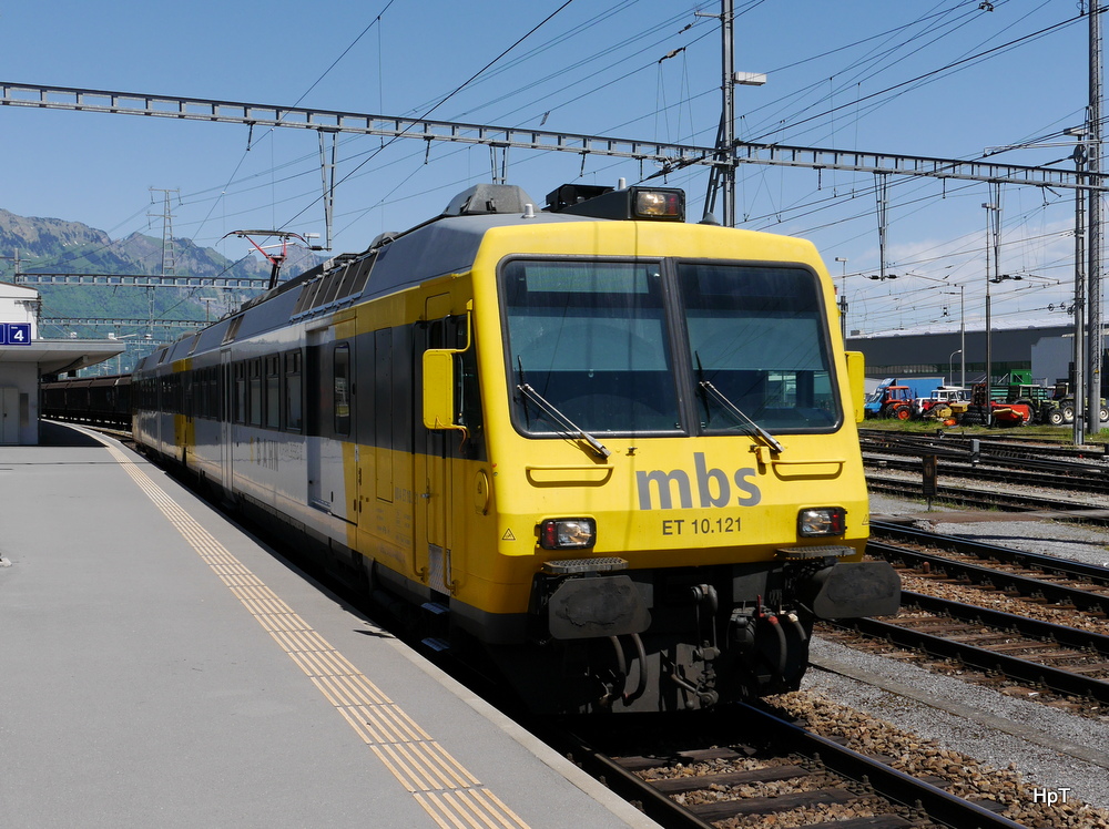 Montafonerbahn - Triebwagen ET 10.121 bei der Ausfahrt aus dem SBB Bahnhof Buchs am 19.05.2014