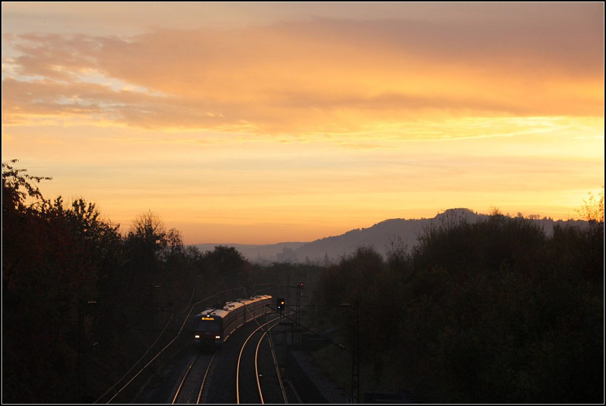 Morgenhimmel über dem Remstal -

Die selbe Situation wie im vorhergehenden Bild, nur etwa sechs Jahre früher, damals war die Baureihe noch um zehn Zähler niedriger, der Bewuchs hat sich auch etwas verändert. Der Himmel selber ist niemals gleich.

Eine S-Bahn der Linie S2 bei Kernen-Rommelshausen.

30.10.2010 (M)