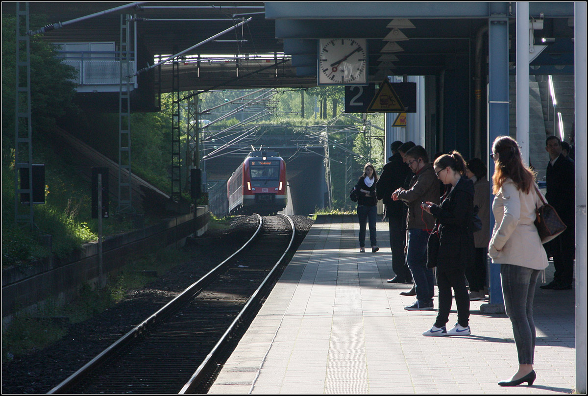 Morgens kurz nach Acht an der S-Bahn -

Einfahrt eines S-Bahnzuges der Baureiche 430 in die Station Echterdingen.

20.05.2016 (M)