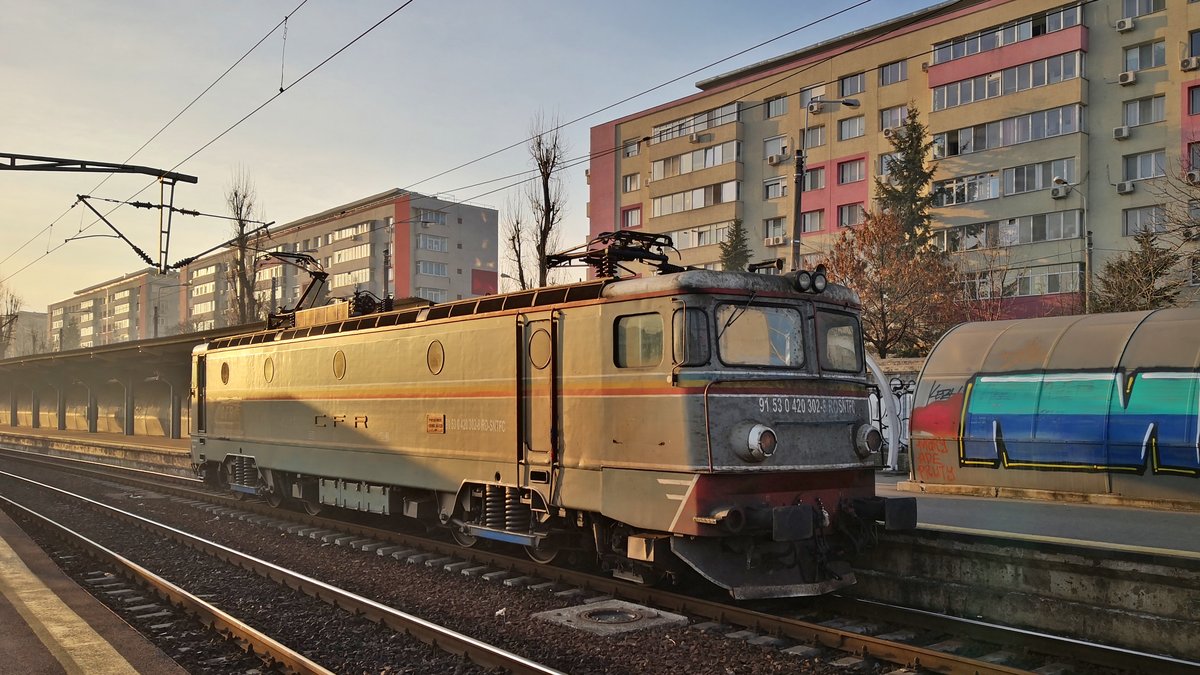 Morgenstimmung am 11.02.2019 im Nordbahnhof Bukarest. Die 91-53-0-420302-8 wartete an Gleis 1 auf gruenem Licht um in das Betriebswerk Bukarest zurueckzukehren.