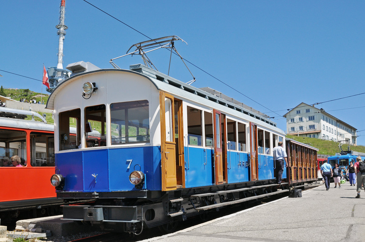 Motorwagen der ARB mit der Betriebsnummer 6 wartet an der Bergstation auf der Rigi. Die Aufnahme stammt vom 19.07.2016.