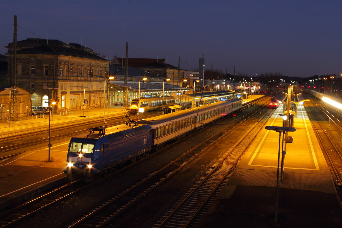 MRB Ersatzzug in Hof Hbf vor Abfahrt nach Dresden am 30.12.2016 von der Fussgängerbrücke her Aufgenommen. Es zieht die 145 030 4 Nationalexpresswagen.