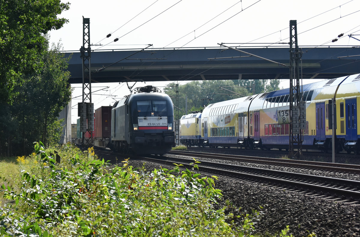 MRCE / BoxExpress ES 64 U2-015 kommend aus Lüneburg. In Gegenrichtung kam aus Hamburg der RB31 des Metronoms mit der ME 146-04 in Front. 05.09.2017 Höhe Bardowick