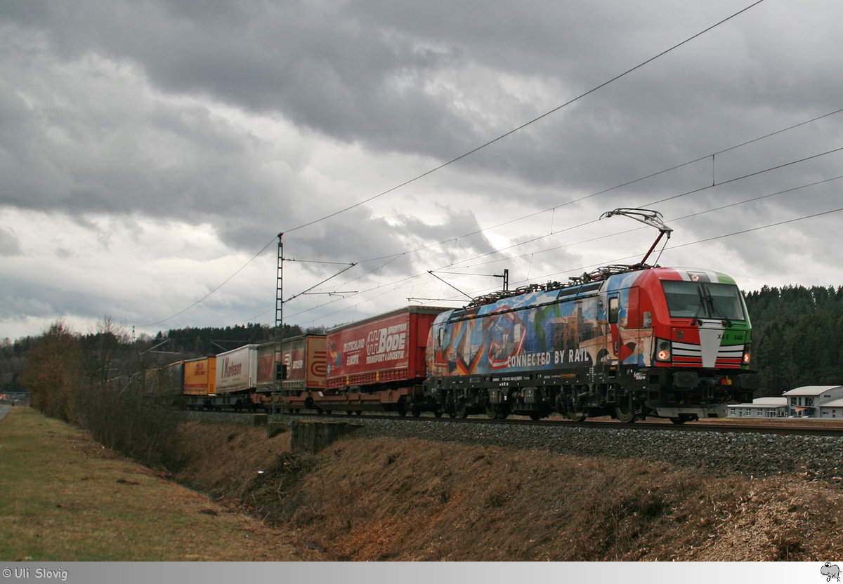 MRCE / TX Logistik Siemens Vectron X4E-640 'Connected by Rail' zieht am 5. März 2017 einen Güterzug bei Kronach in Richtung Saalfeld.