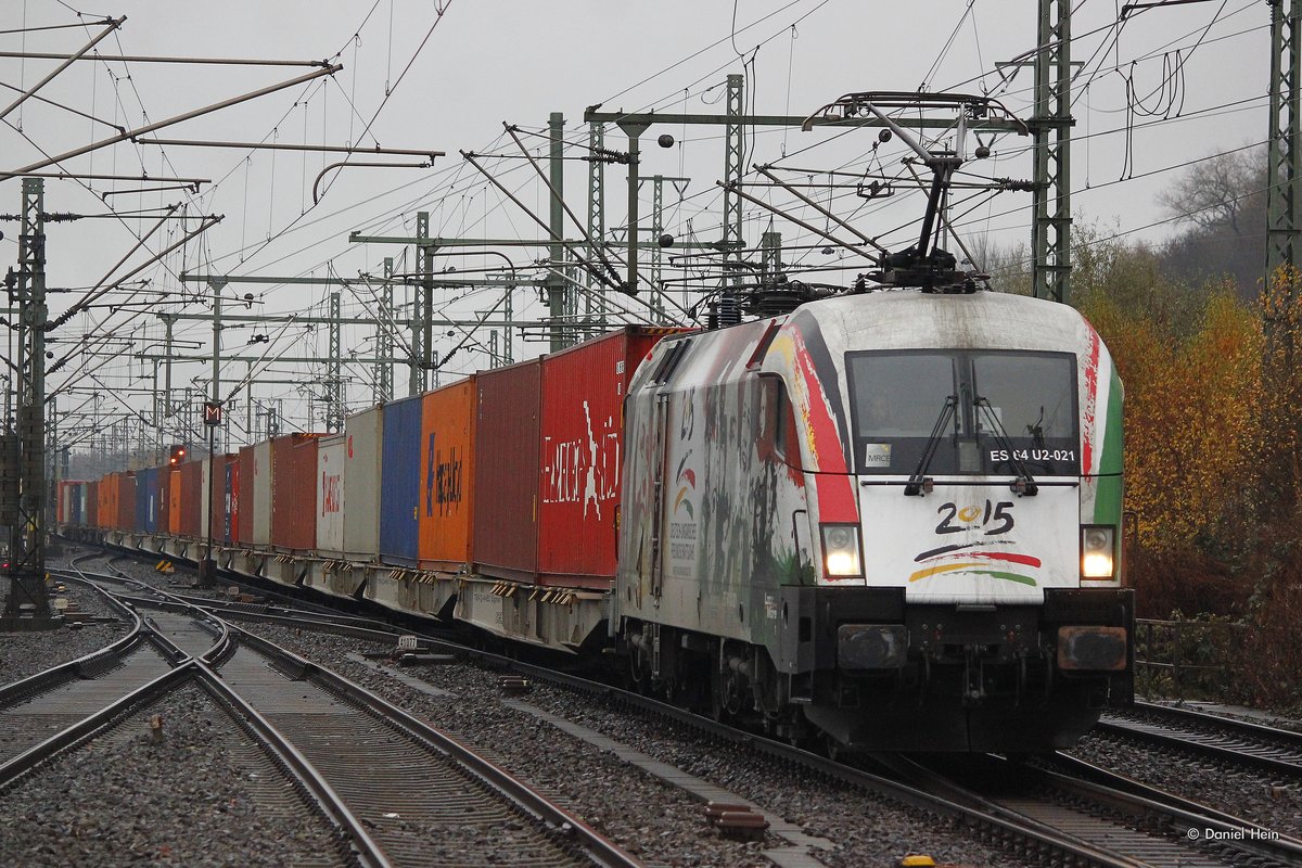 MRCE 182 521/ES 64 U2-021 mit einem Containerzug in Hamburg Harburg, am 15.11.2016.