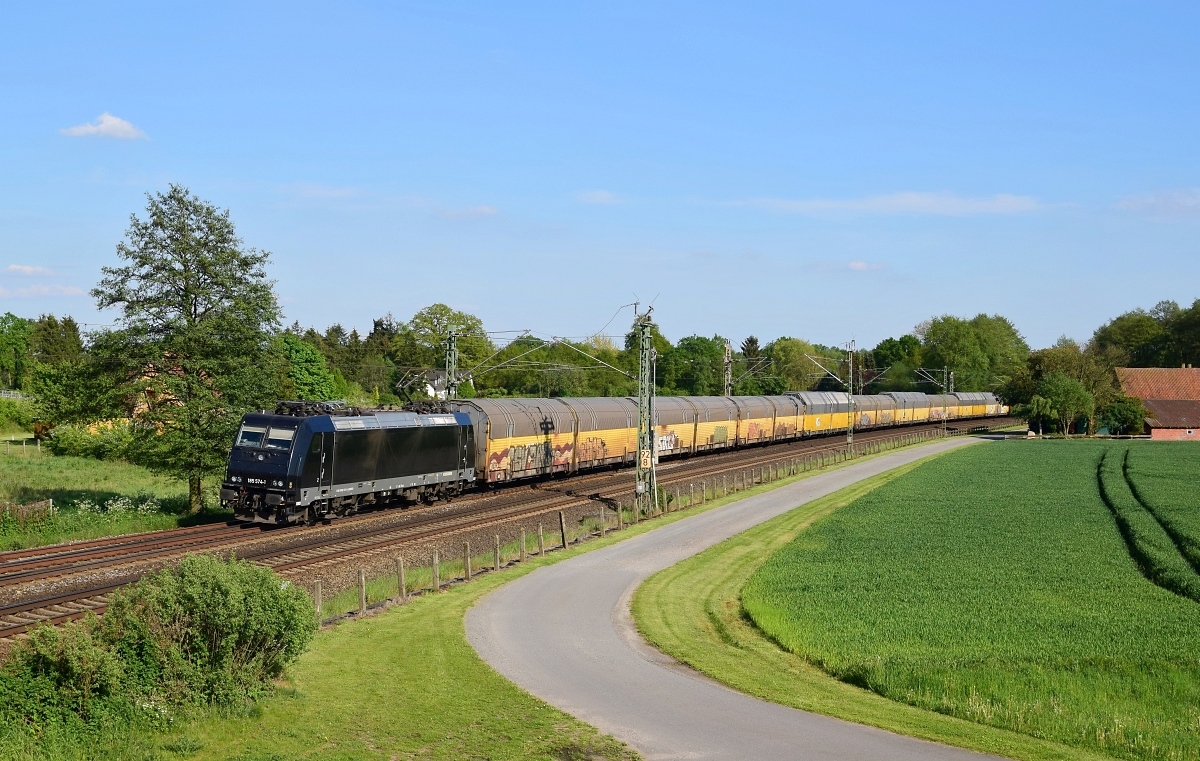 MRCE 185 574, vermietet an RTB Cargo, schleppt einen ARS-Altmann-Autotransportzug am 17.05.17 bei Langwedel in Richtung Bremen.