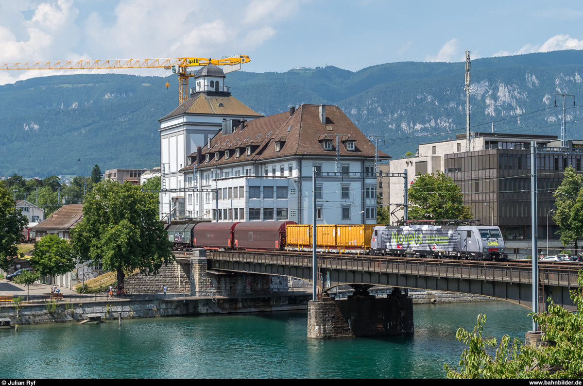 MRCE 189 094, vermietet an SBB Cargo, mit dem Novelis-Aluminiumzug am 21. Juli 2017 auf der Aarebrücke in Solothurn.