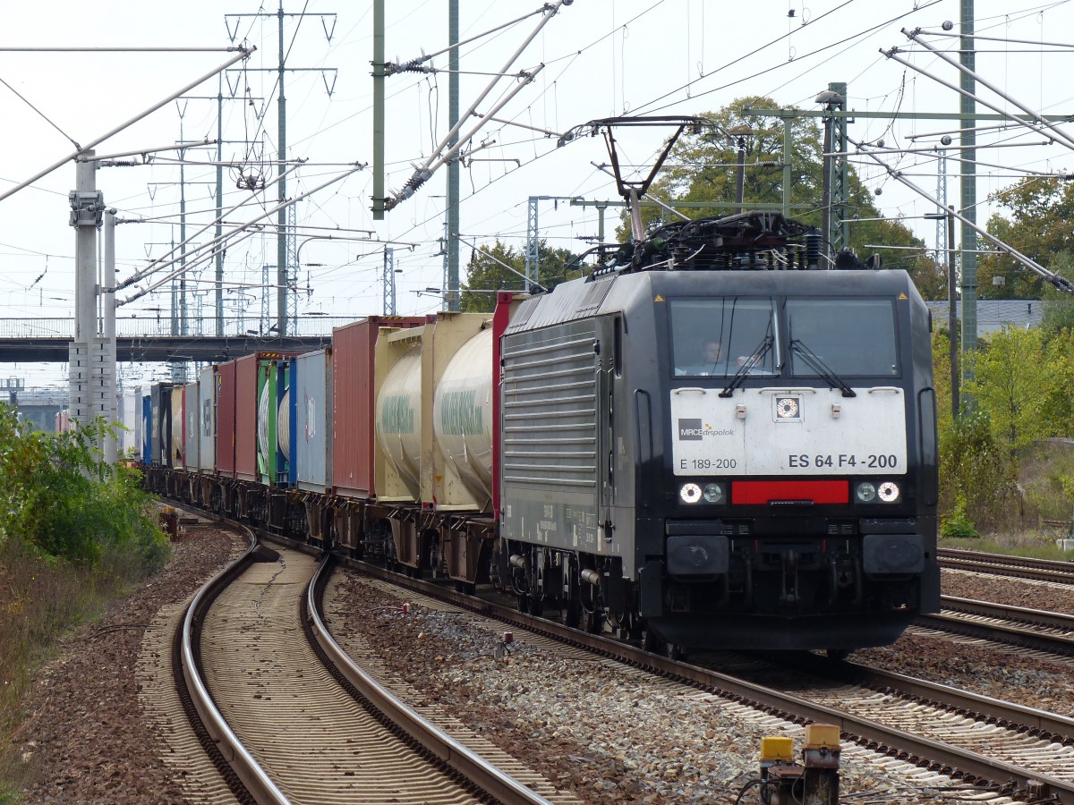MRCE 189 200 fährt am 24.09.2014 mit einen gemischten Güterzug durch Berlin-Schönefeld.