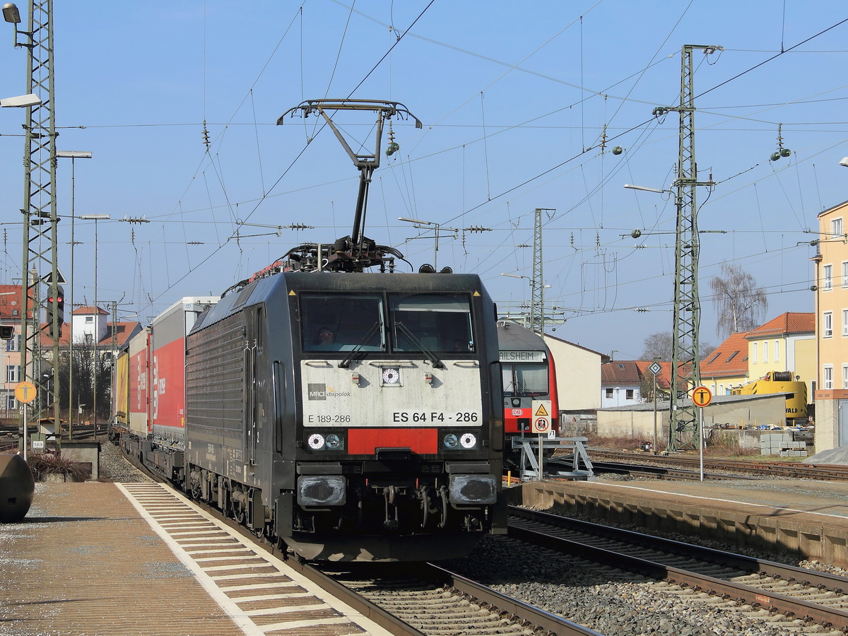 MRCE Dispolok ES 64 F4-286 ( 189 286-8 ) bei der Durchfahrt durch den Bahnhof Ansbach am 16. März 2017.