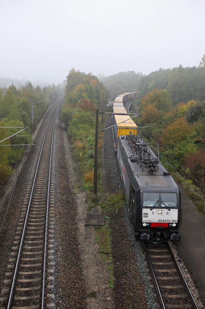 MRCE ES 64 F4-023 kommt von Moosach her auf die Südumfahrung des Rbf München Nord/Allach Untermenzing mit einem KLV Zug.Bild vom 28.9.2014 von öffentlicher Fussgängerbrücke