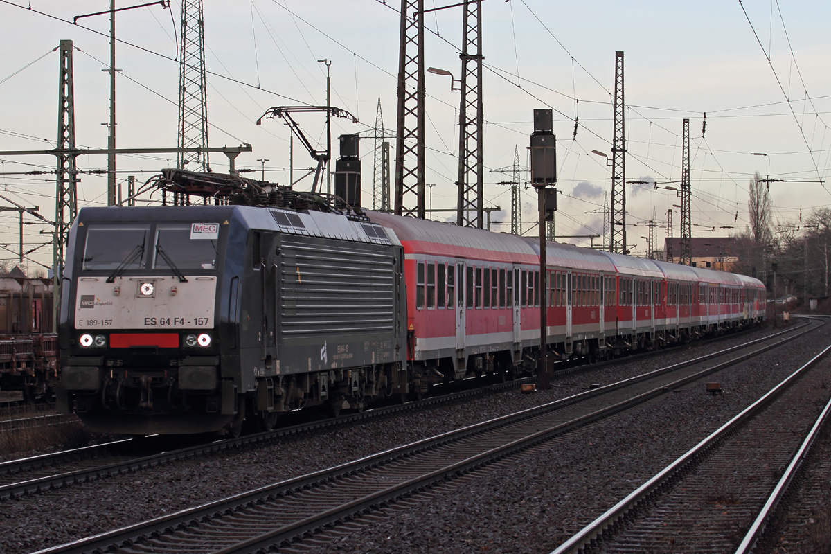 MRCE ES 64 F4-157 unterwegs für MEG mit einem N-Wagen Schrottzug durchfährt Duisburg-Bissingheim 4.2.2017