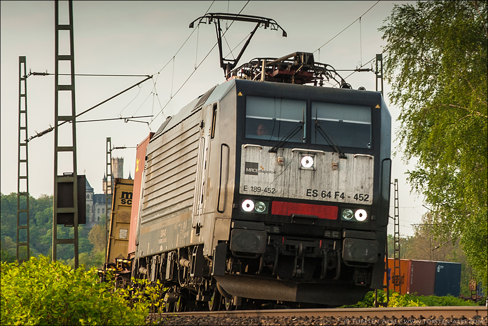 MRCE ES 64 F4-452 zieht Ihren Gütezug am Abend des 09.05.2015 bei Burgstemmen (Hildesheim) gen Süden. 