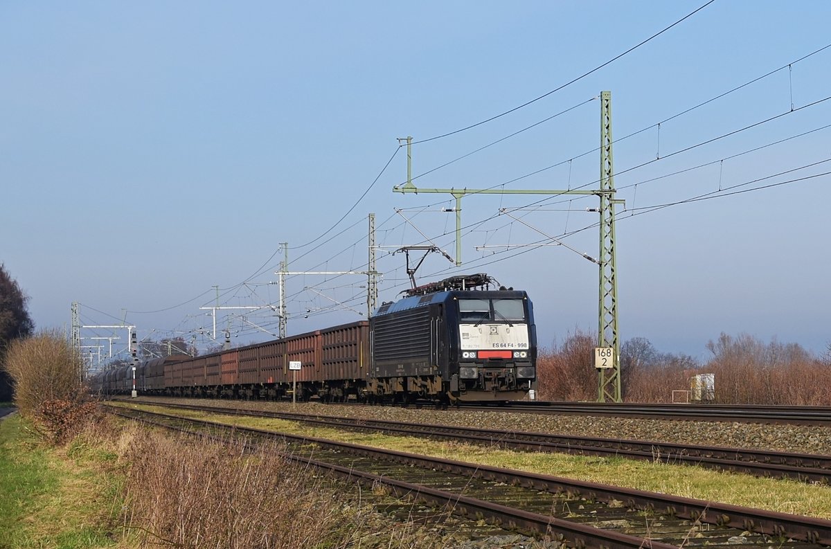 MRCE ES 64 F4-998 (E 189 098), vermietet an Captrain Netherlands, mit leerem Schttgutwagenzug Bremen Stahlwerke - Bottrop Sd (bei Diepholz, 11.01.18).
