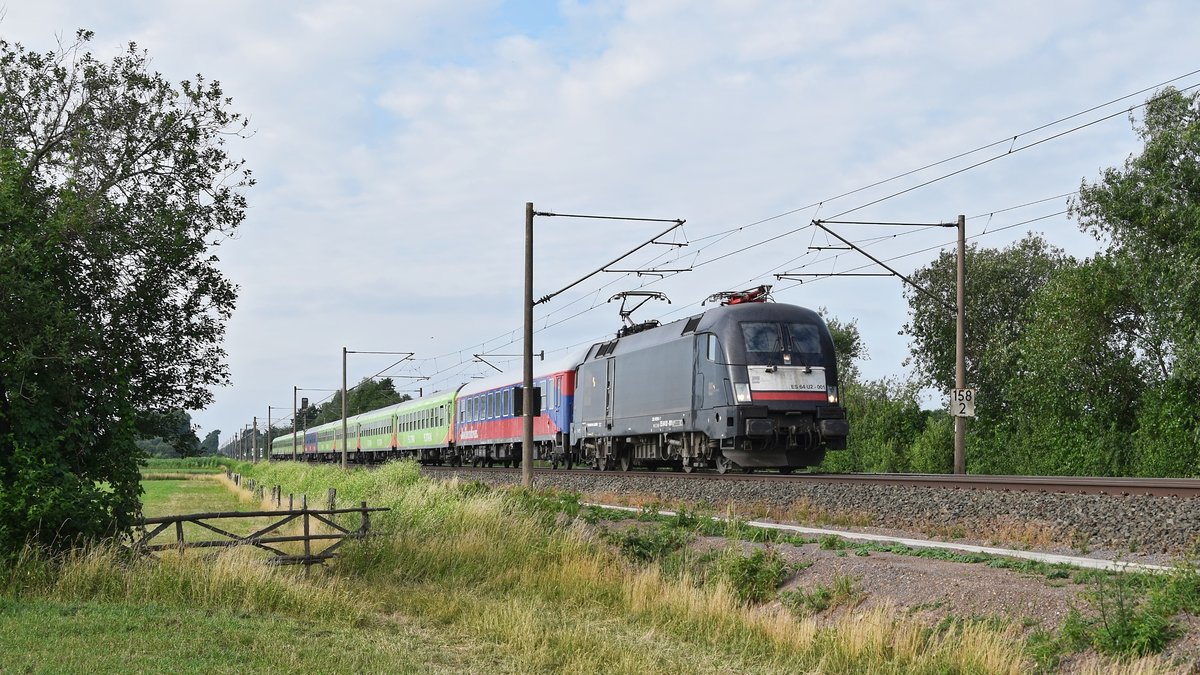 MRCE ES 64 U2-001 (182 501), vermietet an BTE, mit FLX 1807 Hamburg-Altona - Köln Hbf (Hüde, 25.06.18).