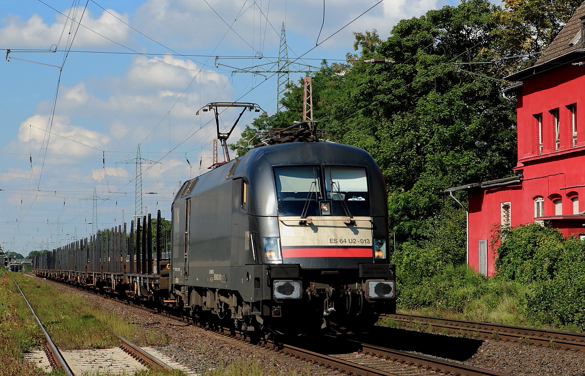 MRCE ES 64 U2-013 durchfährt am 10.09.2015 den ehemaligen Bahnhof Lintorf
