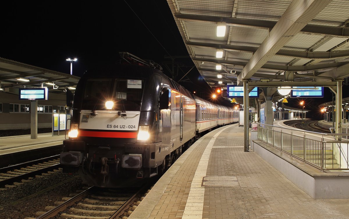 MRCE ES 64 U2 024 (182 524) mit RE 26989 (MRB-Ersatz) am 20.12.16 in Plauen/V. oberer Bahnhof.