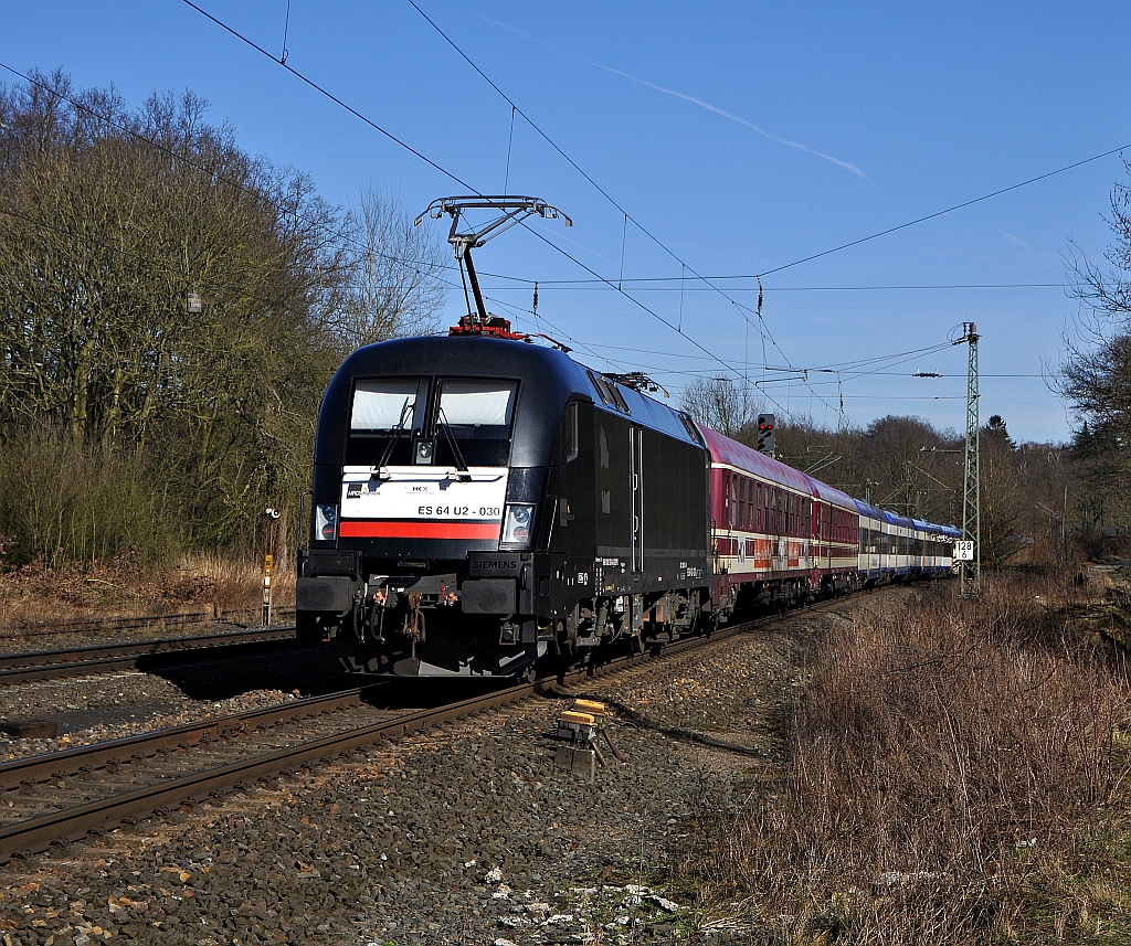 MRCE ES 64 U2-030 (182 530), vermietet an NOB, schiebt den HKX 1803 am 08.03.15 durch den ehemaligen Bahnhof Vehrte von Köln Hbf nach Hamburg-Altona.