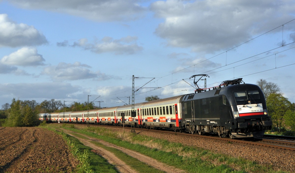 MRCE ES 64 U2-034 (182 534), vermietet an OLA, ist mit dem aus angemieteten SNCB/NMBS-Wagen gebildeten HKX 1804 auf der Fahrt von Hamburg-Altona nach Köln Hbf am 13.04.14 bei Vehrte kurz vor dem nächsten Halt in Osnabrück.