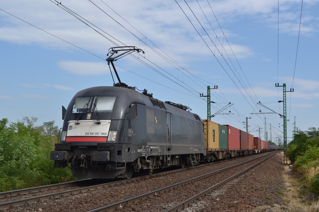 MRCE ES 64 U2-062 mit einem Containerzug von Budapest BILK nach Hamburg, in Hegyeshalom bei der Staatsgrenze, am 12. 08. 2013.   