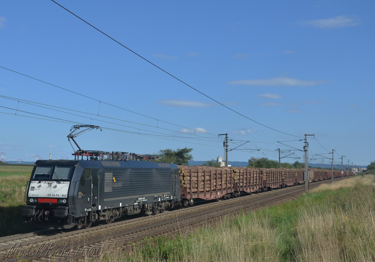 MRCE ES64F4 452 mit einem Holzzug aus Ungarn Richtung Westen.
Aufgenommen am 17.8.2014 bei Gramatneusiedl