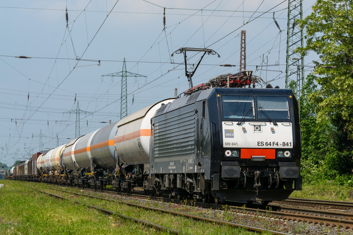 MRCE ES64F4-841 durchquert am 28.05.2016 mit einem gemischten Güterzug Ratingen Lintorf.