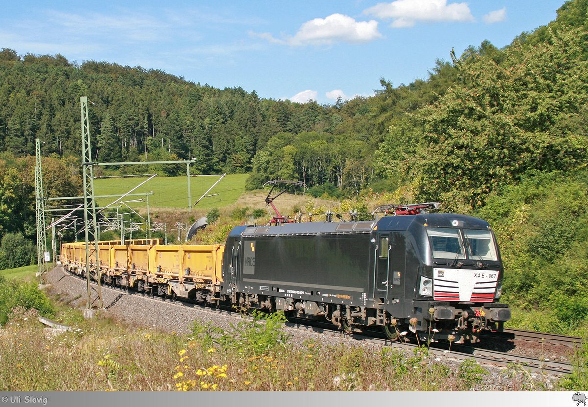 MRCE Vectron X4 E - 867 ist hier am 17. August 2016 kurz hinter den Ramholztunnel mit einem leeren Aushubzug für die Großbaustelle Stuttgart 21 unterwegs.