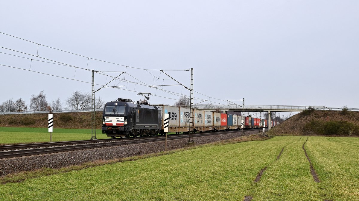 MRCE X4 E-607 (193 607), vermietet an boxXpress, mit Containerzug in Richtung Osnabrück (Marl, NI, 04.02.19). 