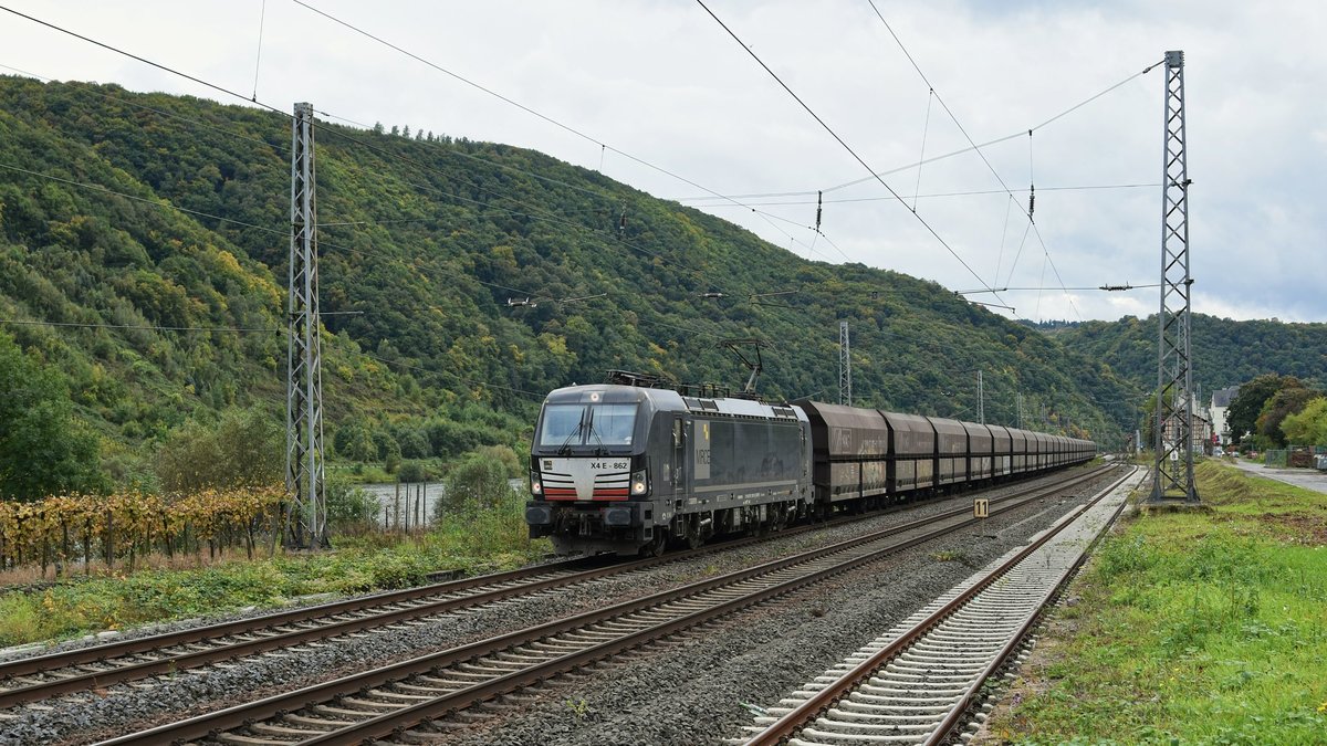 MRCE X4E-862 (193 862), vermietet an NIAG, mit leerem Schüttgutwagenzug in Richtung Koblenz (Winningen/Mosel, 02.10.17).