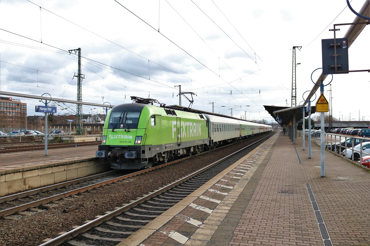 MRCE/Dispolok Flixtrain ES 64 U2-505 (182 505-8) mit dem FLX32621 in Hanau Hbf am 09.02.19