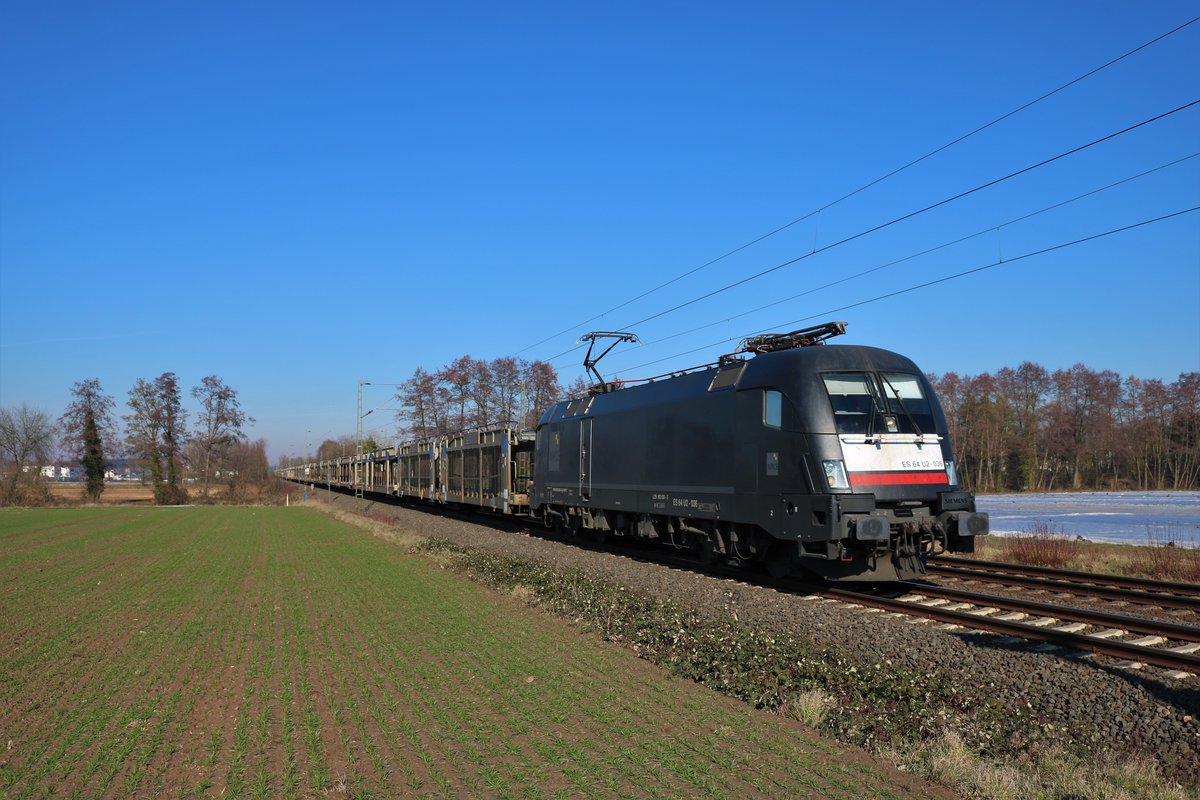 MRCE/Dispolok Siemens ES64 U2-036 (182 536-3-) mit leeren Autotransportwagen am 16.02.19 bei Bruchköbel (Main Kinzig Kreis)