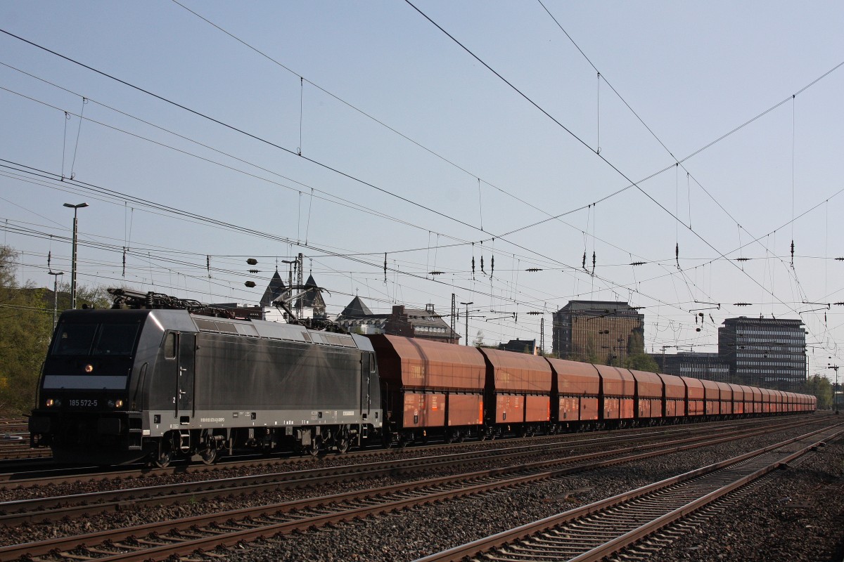 MRCE/NIAG 185 572 am 24.4.13 mit einem Kohlezug beim Halt in Dsseldorf-Rath.