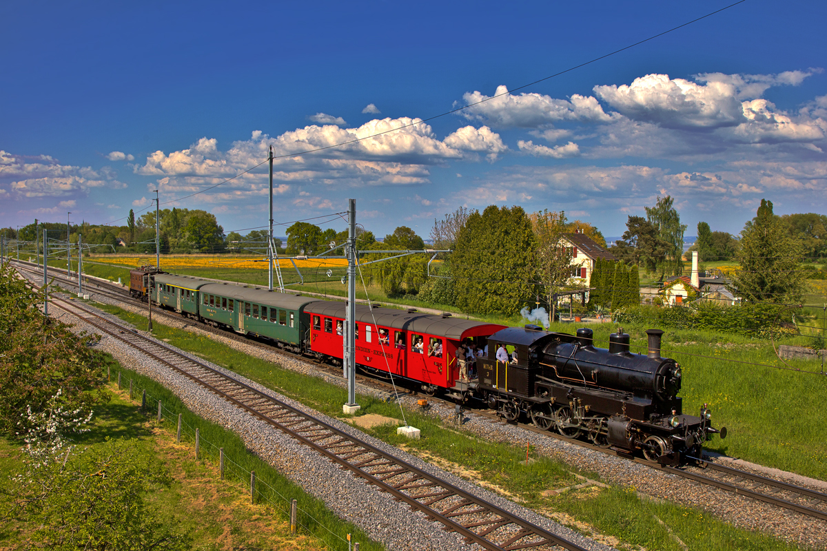 MThB Dampflokomotive Ec 3/5 Nr.3 fährt mit der Schublokomotive Be 4/4 BT Nr.14 mit dem rege benutzten Pendelzug für die Besucher der Arbon Classic 16 aus dem Bahnhof Romanshorn hinaus nach Arbon.bild vom 7.5.2016