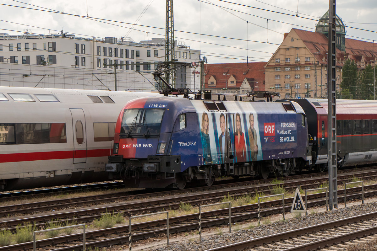 München am 1. Juni 2018. Die  ORF-ÖBB  1116 232-0 wird gleich in den Bahnhof einfahren. 