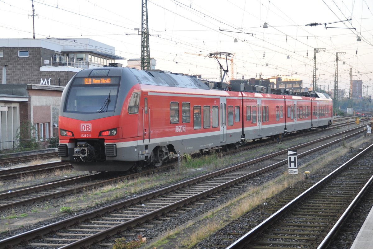 MÜNSTER, 26.09.2015, 1428 011 ausgeschildert als RE 11 nach Hamm (Westf) in Münster (Westf) Hbf, obwohl diese Linie gar nicht in Münster verkehrt